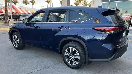 Gray 2025 Toyota Highlander Hybrid XLE