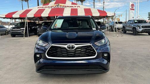 Gray 2025 Toyota Highlander Hybrid XLE