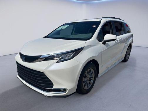 2021 Toyota Sienna XLE 8 Passenger