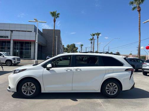2021 Toyota Sienna XLE 8 Passenger