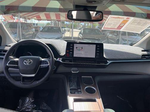 2021 Toyota Sienna XLE 8 Passenger
