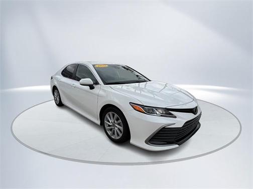 Photo 3 of 24 of 2022 Toyota Camry LE