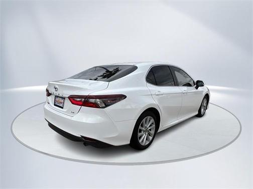 Photo 5 of 24 of 2022 Toyota Camry LE