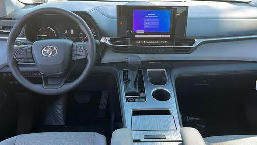 2025 Toyota Sienna LE