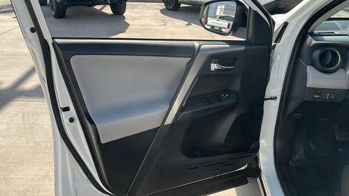 Super White 2018 Toyota RAV4 XLE