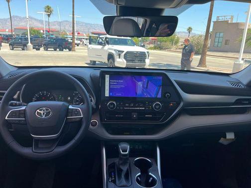 2025 Toyota Highlander XLE