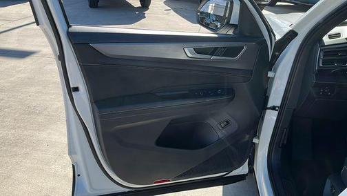 Opal White Pearl 2024 Volkswagen Atlas Cross Sport 2.0T SE w/Technology