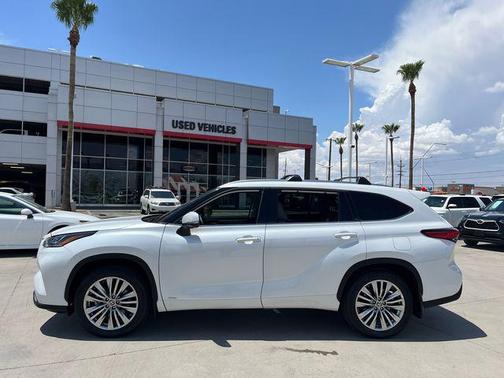 2023 Toyota Highlander Hybrid Platinum