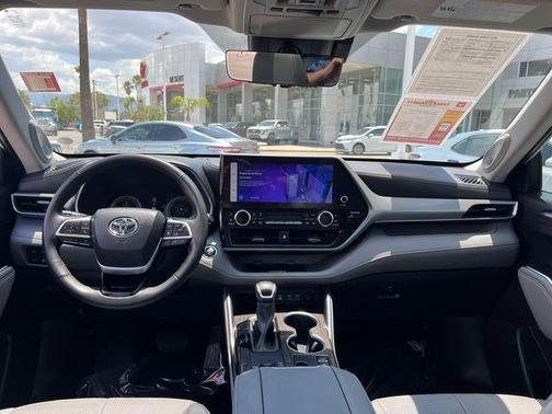 2023 Toyota Highlander Hybrid Platinum