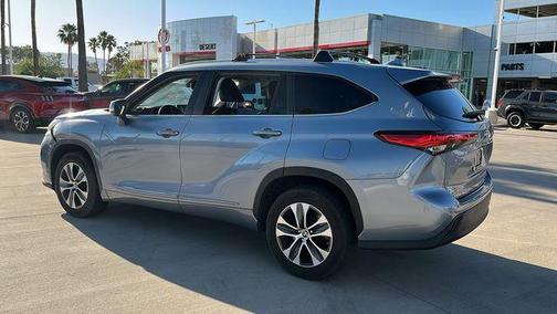 Moon Dust 2023 Toyota Highlander XLE
