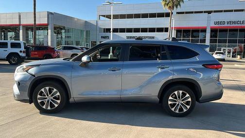 Moon Dust 2023 Toyota Highlander XLE