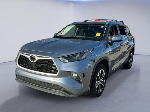 Moon Dust 2023 Toyota Highlander XLE