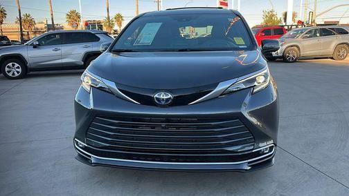 2025 Toyota Sienna Platinum
