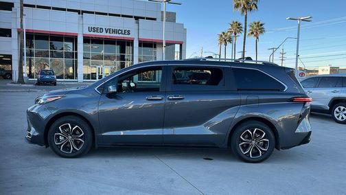 2025 Toyota Sienna Platinum