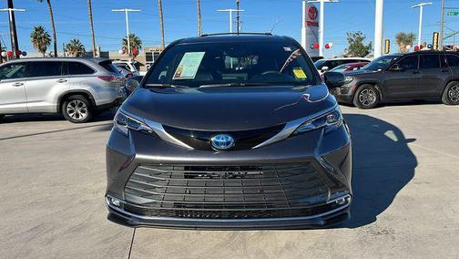 2025 Toyota Sienna Platinum