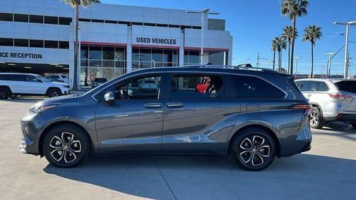 2025 Toyota Sienna Platinum