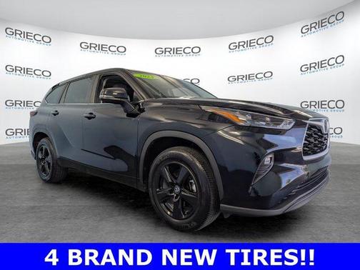 Midnight Black Metallic 2024 Toyota Highlander LE