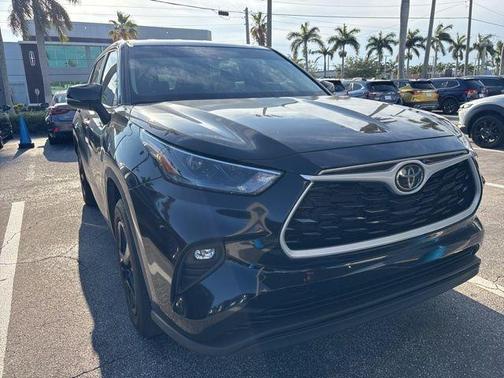 Midnight Black Metallic 2024 Toyota Highlander LE