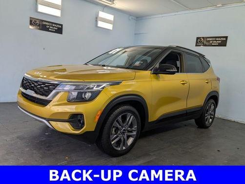 Starbright Yellow / Black Roof 2023 Kia Seltos S
