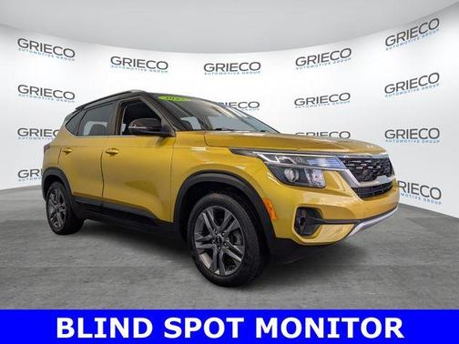 Starbright Yellow / Black Roof 2023 Kia Seltos S