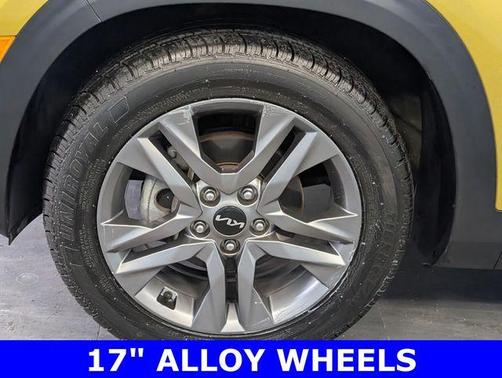 Starbright Yellow / Black Roof 2023 Kia Seltos S
