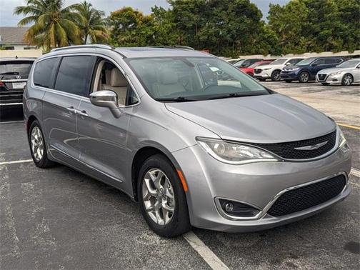Photo 2 of 28 of 2018 Chrysler Pacifica Limited