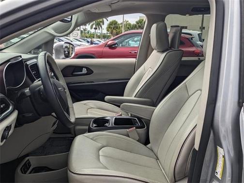 Photo 5 of 28 of 2018 Chrysler Pacifica Limited