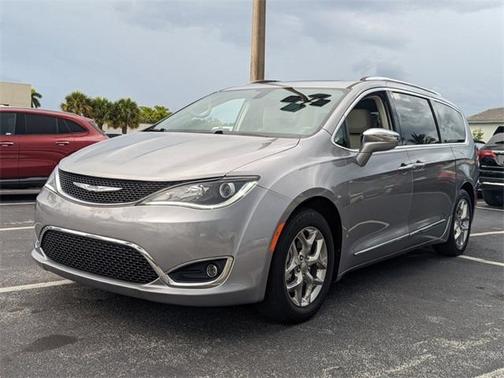 Photo 4 of 28 of 2018 Chrysler Pacifica Limited