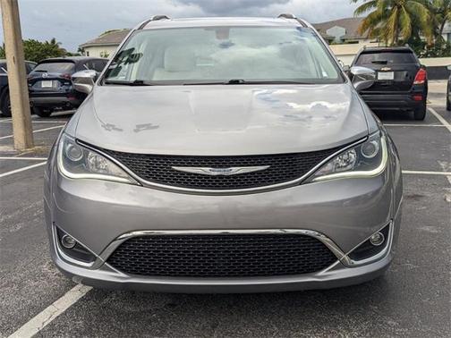 Photo 3 of 28 of 2018 Chrysler Pacifica Limited