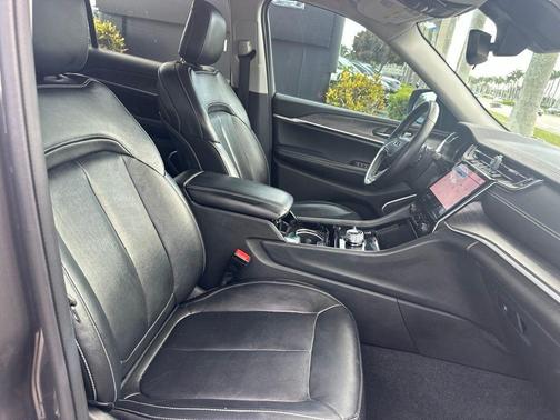 Metallic 2022 Jeep Grand Cherokee L Limited