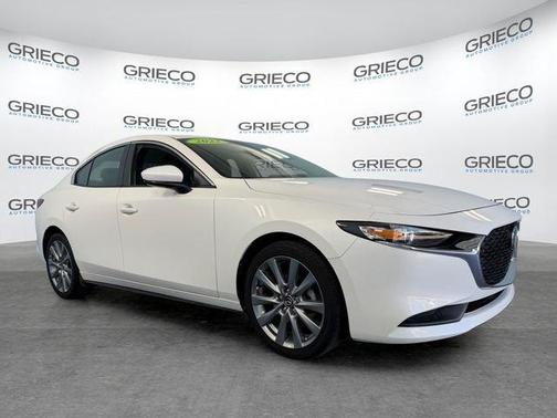 Snowflake White Pearl 2022 Mazda Mazda3 FWD w/Select Package