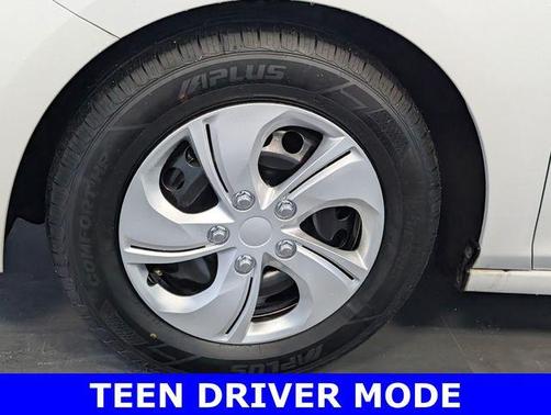 Summit White 2017 Chevrolet Cruze LS