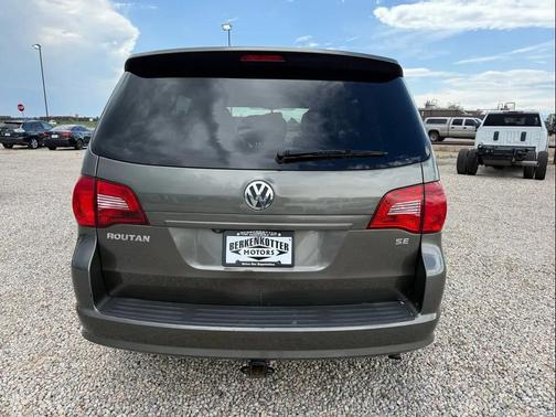 2010 Volkswagen Routan SE