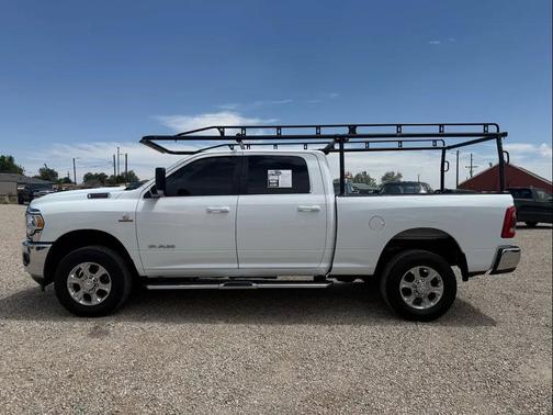 Bright White Clearcoat 2022 RAM 2500 Big Horn Crew Cab 4x4 6'4' Box