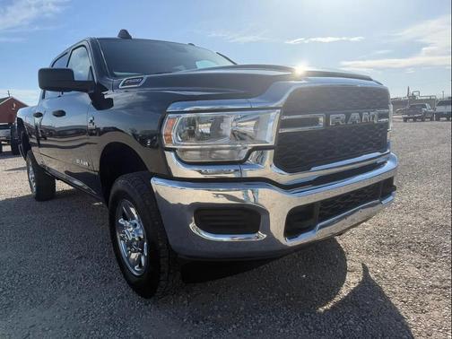 Diamond Black Crystal Pearlcoat 2022 RAM 2500 Tradesman Crew Cab 4x4 6'4' Box
