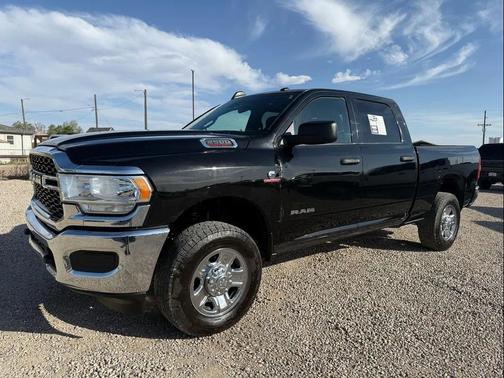 Diamond Black Crystal Pearlcoat 2022 RAM 2500 Tradesman Crew Cab 4x4 6'4' Box