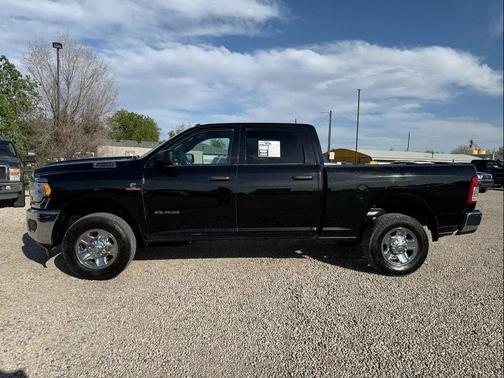 Diamond Black Crystal Pearlcoat 2022 RAM 2500 Tradesman Crew Cab 4x4 6'4' Box