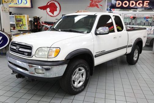 White 2002 Toyota Tundra SR5