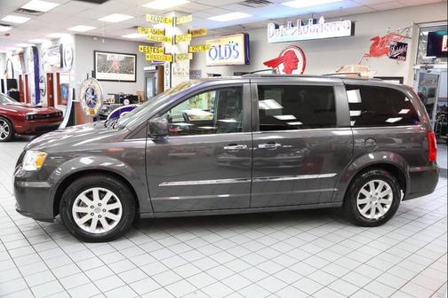 2016 Chrysler Town & Country Touring