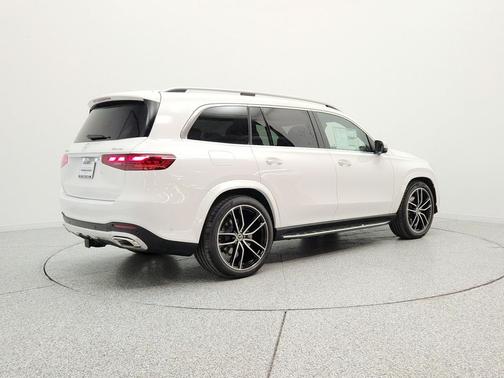 MANUFAKTUR Moonlight White Metallic 2026 Mercedes-Benz GLS 580 4MATIC