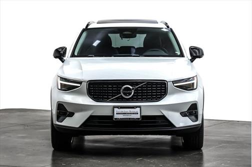 2023 Volvo XC40 B5 Ultimate Dark Theme