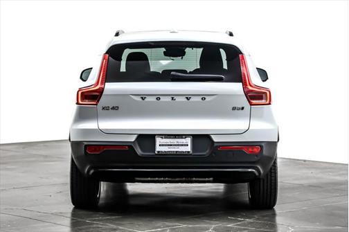 2023 Volvo XC40 B5 Ultimate Dark Theme