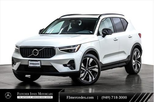 2023 Volvo XC40 B5 Ultimate Dark Theme