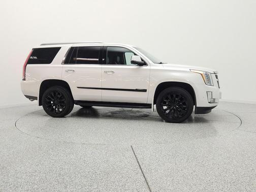 Crystal White Tricoat 2017 Cadillac Escalade Luxury