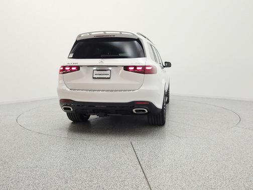 MANUFAKTUR Moonlight White Metallic 2026 Mercedes-Benz GLS 580 4MATIC