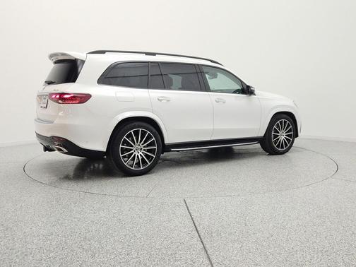 MANUFAKTUR Moonlight White Metallic 2026 Mercedes-Benz GLS 580 4MATIC