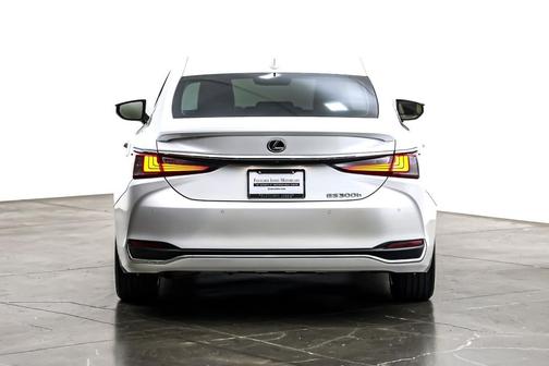 2024 Lexus ES 300h Luxury