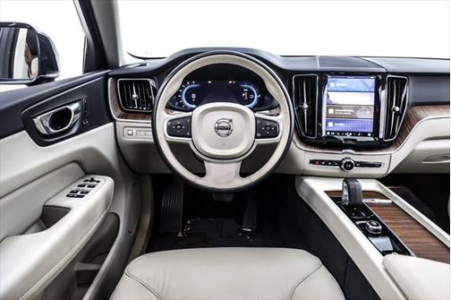 2022 Volvo XC60 Recharge Plug-In Hybrid T8 Inscription Expression
