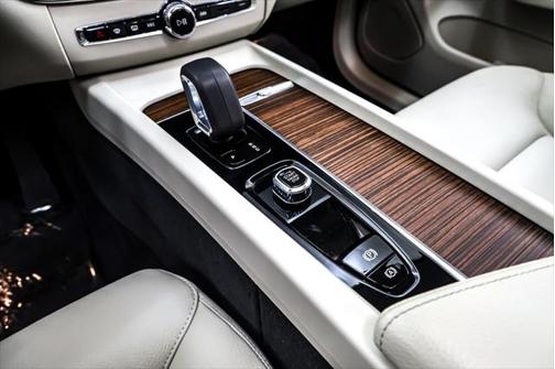 2022 Volvo XC60 Recharge Plug-In Hybrid T8 Inscription Expression