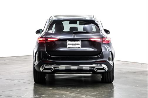 Graphite Grey Metallic 2026 Mercedes-Benz GLC 300 Base
